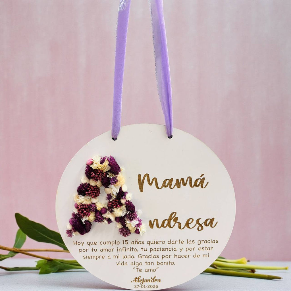 ¡PLACA PERSONALIZADA CON INICIAL DE FLORES PRESERVADAS Y MENSAJE ESPECIAL!