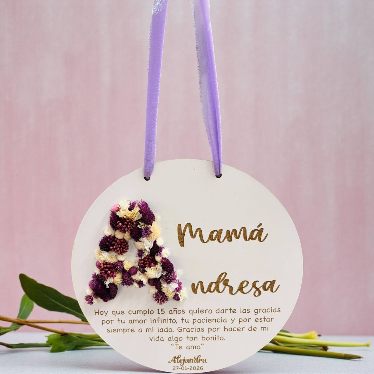 ¡PLACA PERSONALIZADA CON INICIAL DE FLORES PRESERVADAS Y MENSAJE ESPECIAL!