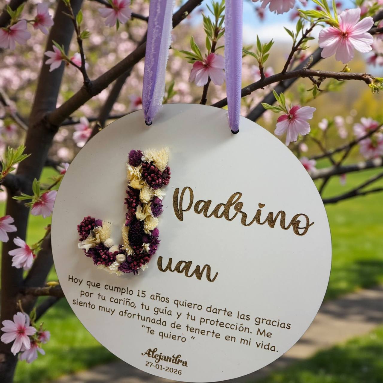 ¡PLACA PERSONALIZADA CON INICIAL DE FLORES PRESERVADAS Y MENSAJE ESPECIAL!