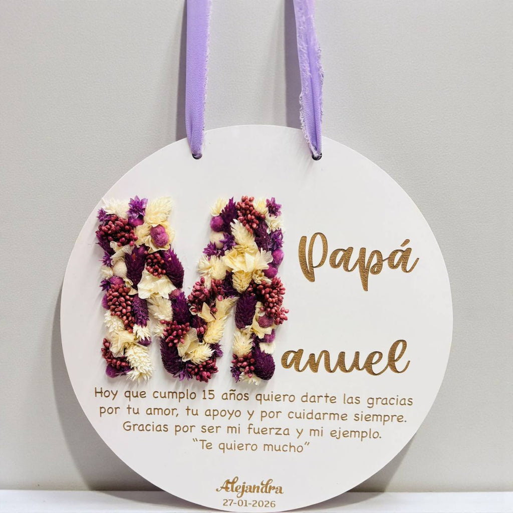 ¡PLACA PERSONALIZADA CON INICIAL DE FLORES PRESERVADAS Y MENSAJE ESPECIAL!