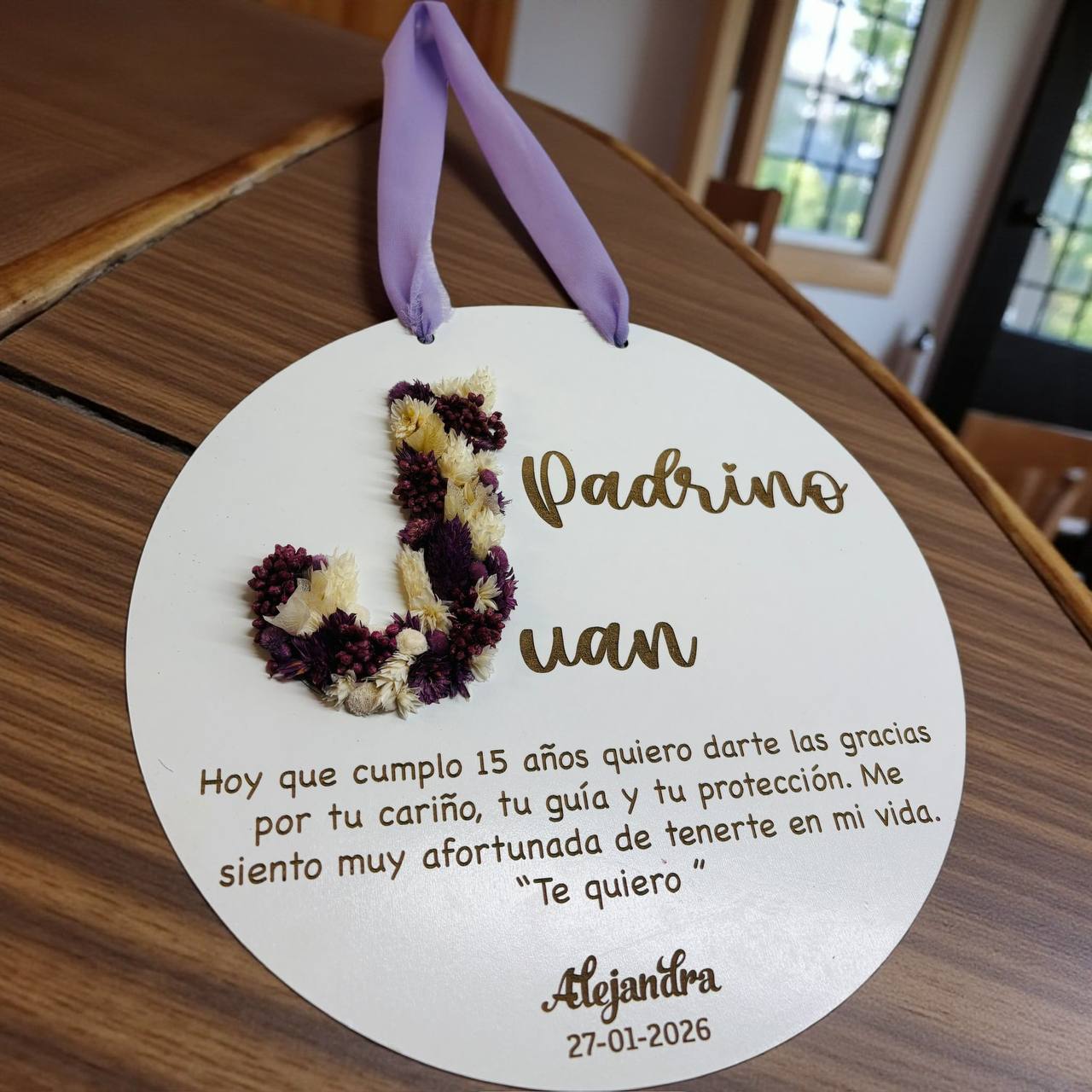 ¡PLACA PERSONALIZADA CON INICIAL DE FLORES PRESERVADAS Y MENSAJE ESPECIAL!