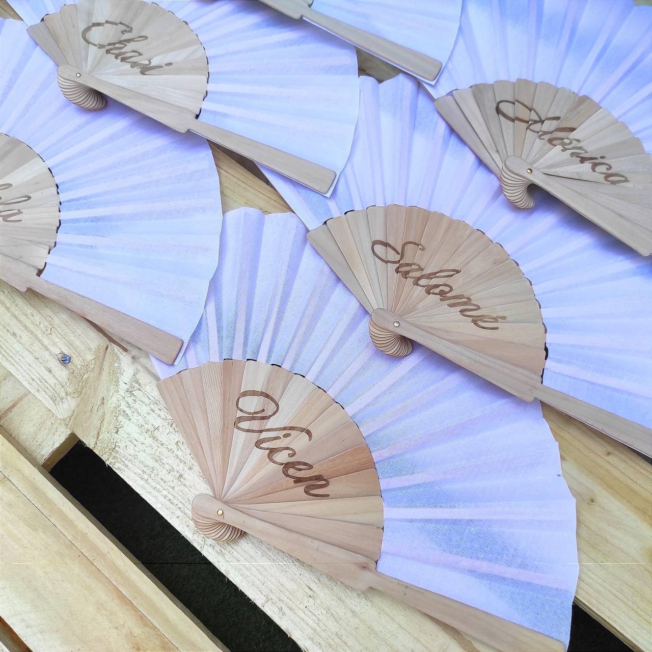 ¡ABANICO PERSONALIZADO CON NOMBRE EN MADERA Y TELA!