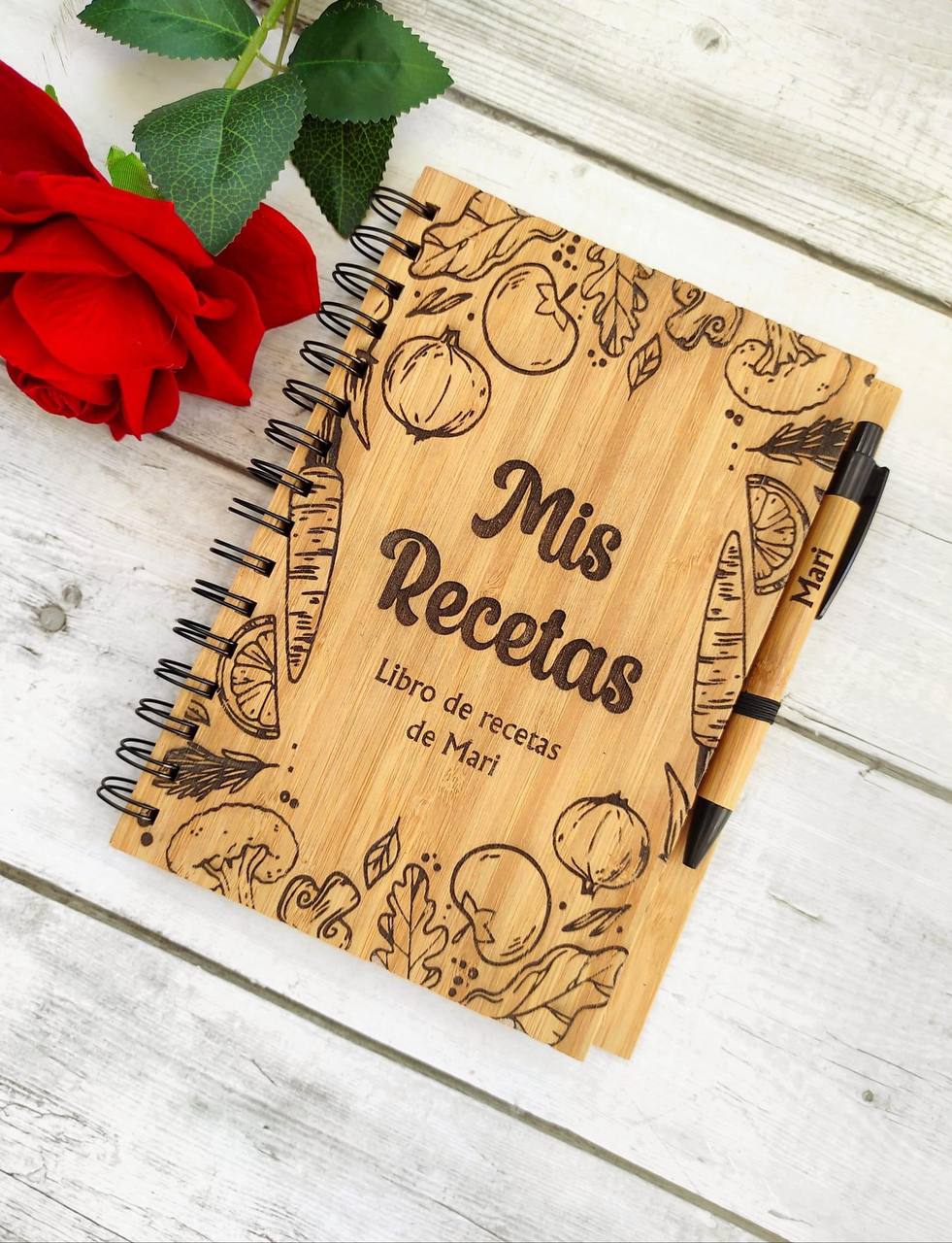 ¡LIBRO DE RECETAS PERSONALIZADO EN MADERA CON NOMBRE Y BOLÍGRAFO!