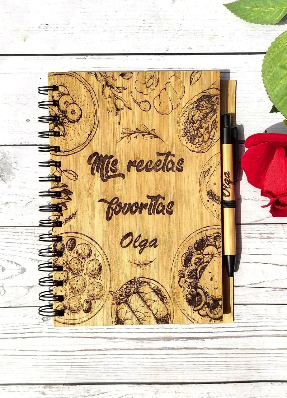 ¡LIBRO DE RECETAS PERSONALIZADO EN MADERA CON NOMBRE Y BOLÍGRAFO!