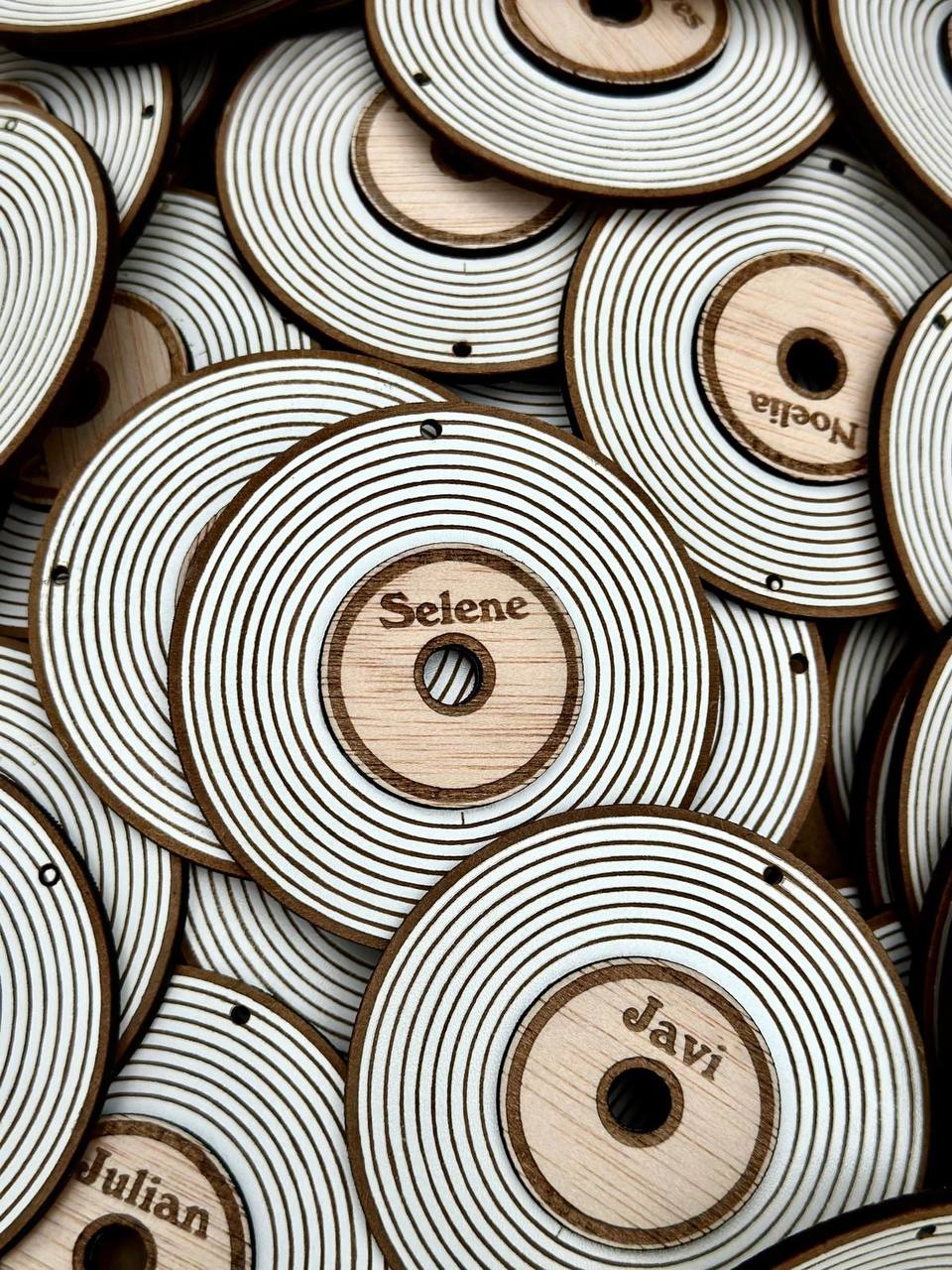 ¡DISCO DE VINILO PERSONALIZADO DE MADERA con CANCIÓN y NOMBRE!