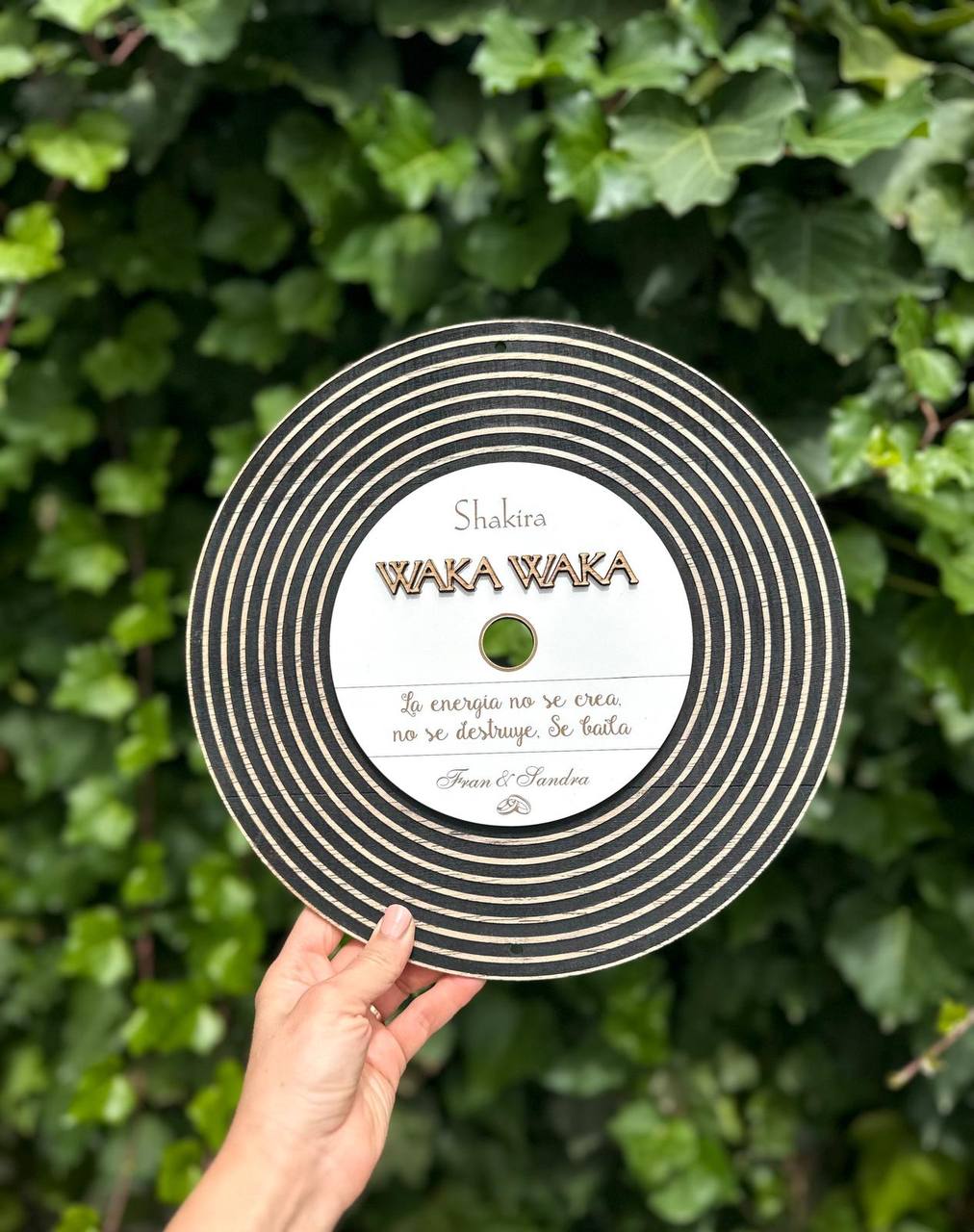 ¡DISCO DE VINILO PERSONALIZADO DE MADERA con CANCIÓN y NOMBRE!
